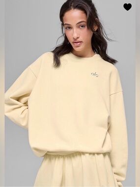 Alo Accolade Crewneck Sweatshirt in Candlelight Yellow Size Medium minor stain